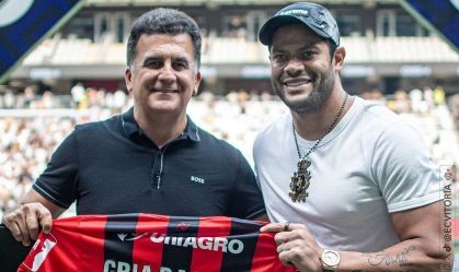 Hulk recebe camisa do Vitória