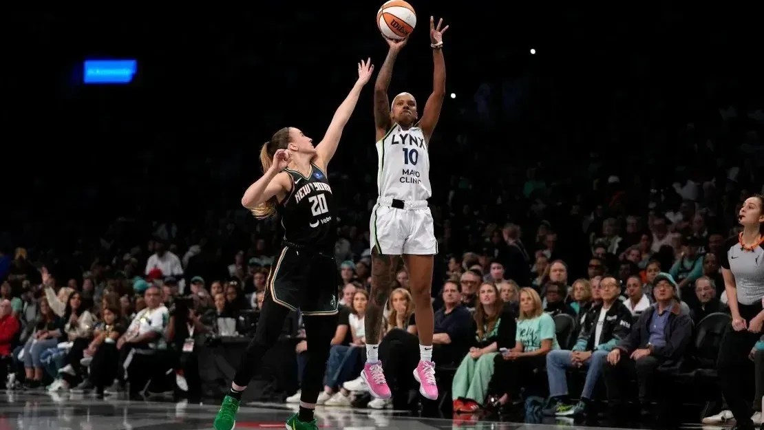 A armadora do Minnesota Lynx, Courtney Williams, arremessa por cima da estrela do New York Liberty, Sabrina Ionescu, no Jogo 2 das Finais da WNBA