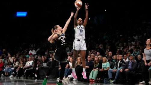 A armadora do Minnesota Lynx, Courtney Williams, arremessa por cima da estrela do New York Liberty, Sabrina Ionescu, no Jogo 2 das Finais da WNBA