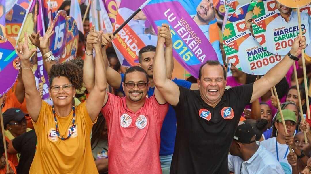 Em campanha, Geraldo (camiseta preta à direita) abordou temas, como o projeto para o Subúrbio Ferroviário do bairro Fazenda Coutos, em Salvador • Diego Macêdo/CNN