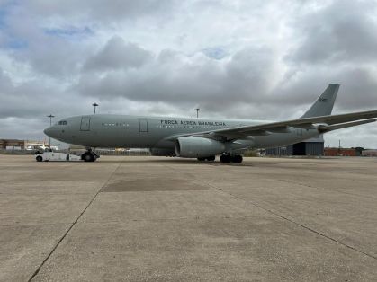 O KC-30 da FAB usado para repatriar brasileiros no Líbano no pátio do aeroporto de Lisboa