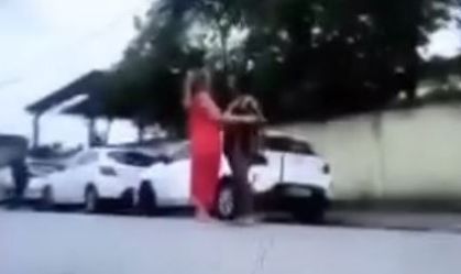 Vídeo: Professora é agredida por mãe de ex-aluno em escola no litoral de SP