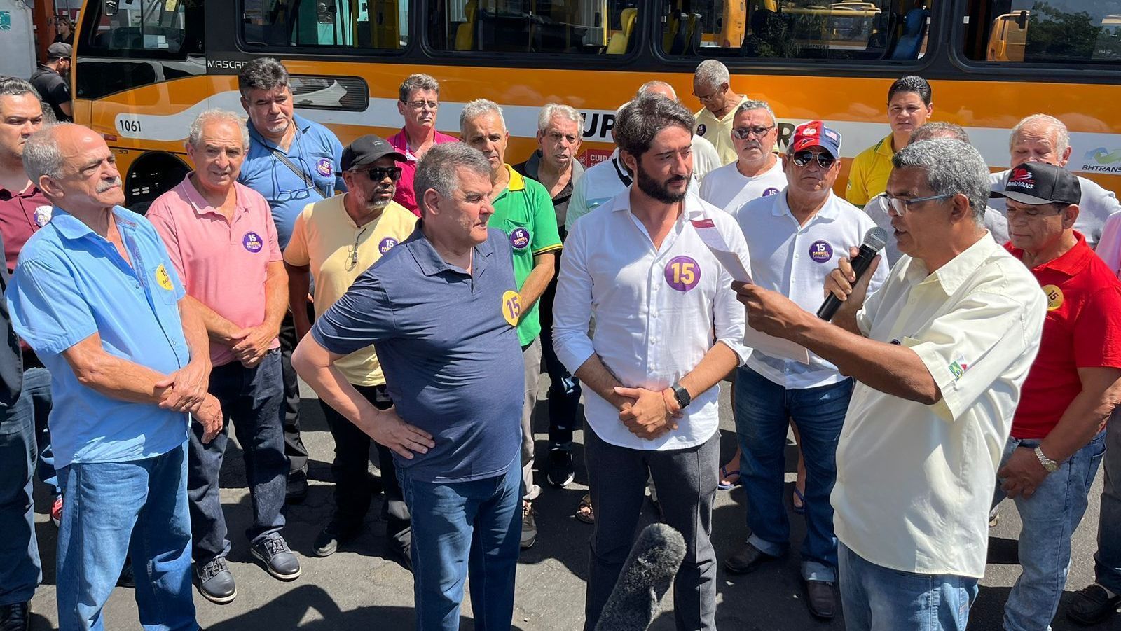 Gabriel (camisa branca ao centro da foto) disse que, caso seja eleito, garantirá melhorias nas condições de trabalho dos motoristas de ônibus • Divulgação