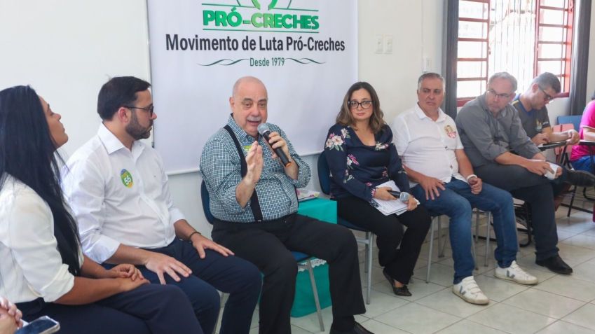 Noman (com o microfone) disse que fará, caso reeleito, reparos nas creches do município • Divulgação