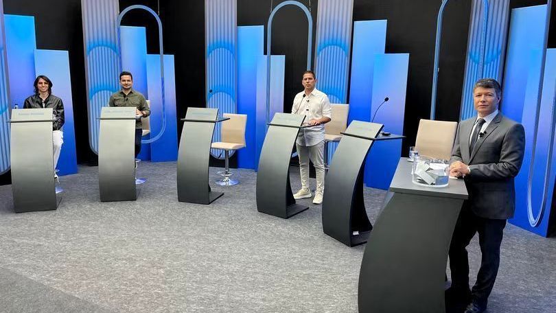 Esquerda para à direita: Amom Mandel (Cidadania), Capitão Alberto Neto (PL), Marcelo Ramos (PT) e César Menezes (mediador)