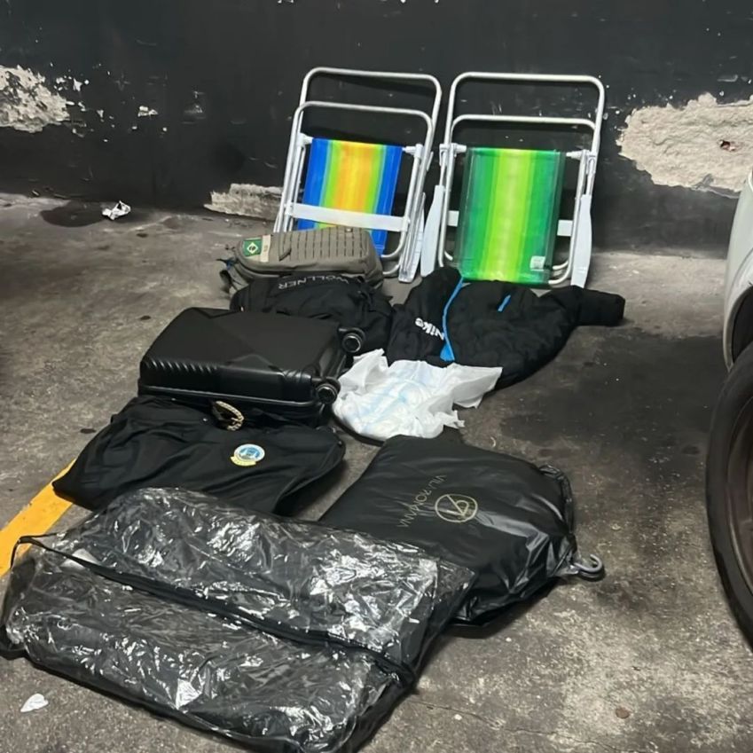 Itens estavam dentro do carro do GSI que foi roubado em São Bernardo do Campo • Reprodução