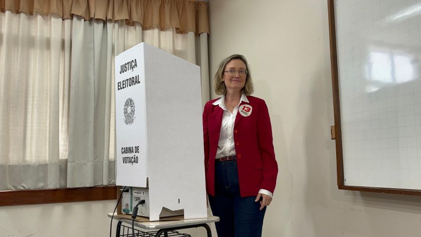 Maria do Rosário (PT) foi a primeira candidata a votar na manhã deste domingo (6) em Porto Alegre • Reprodução