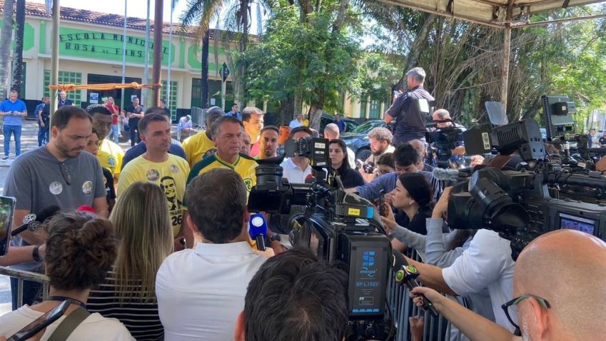 Ex-presidente Jair Bolsonaro (PL) fala à imprensa após votar, no Rio de Janeiro, neste domingo (6), ao lado dos filhos, Carlos e Flávio Bolsonaro e do candidato Alexandre Ramagem (PL). • Reprodução