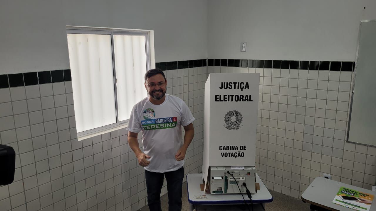 Candidato Fábio Novo (PT) vota nas eleições municipais de Teresina, neste domingo (6) • Reprodução