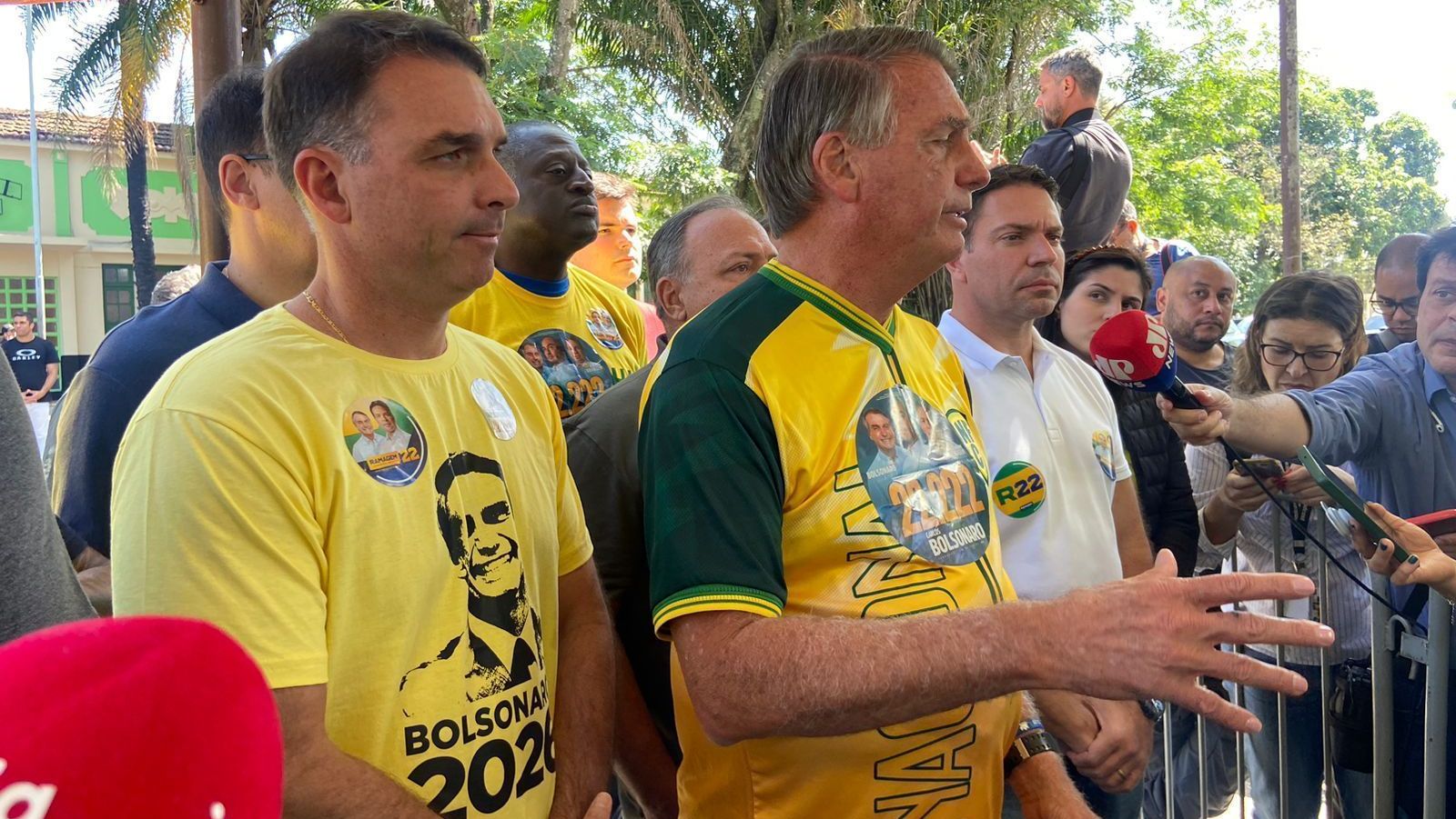 O ex-presidente Jair Bolsonaro (PL) falou com a imprensa após votar no Rio de Janeiro