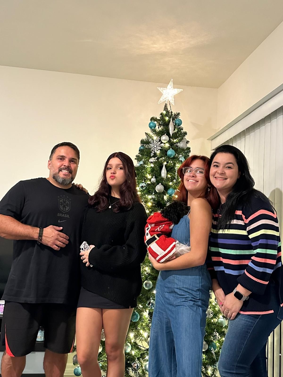 Mariana com a família, todos moram nos EUA desde 2022 • Reprodução