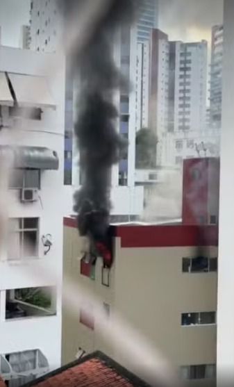 Incêndio atinge apartamento na Barra, em Salvador • Reprodução/Redes Sociais