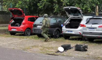Polícia encontra carros abandonados com explosivos na zona oeste do Rio