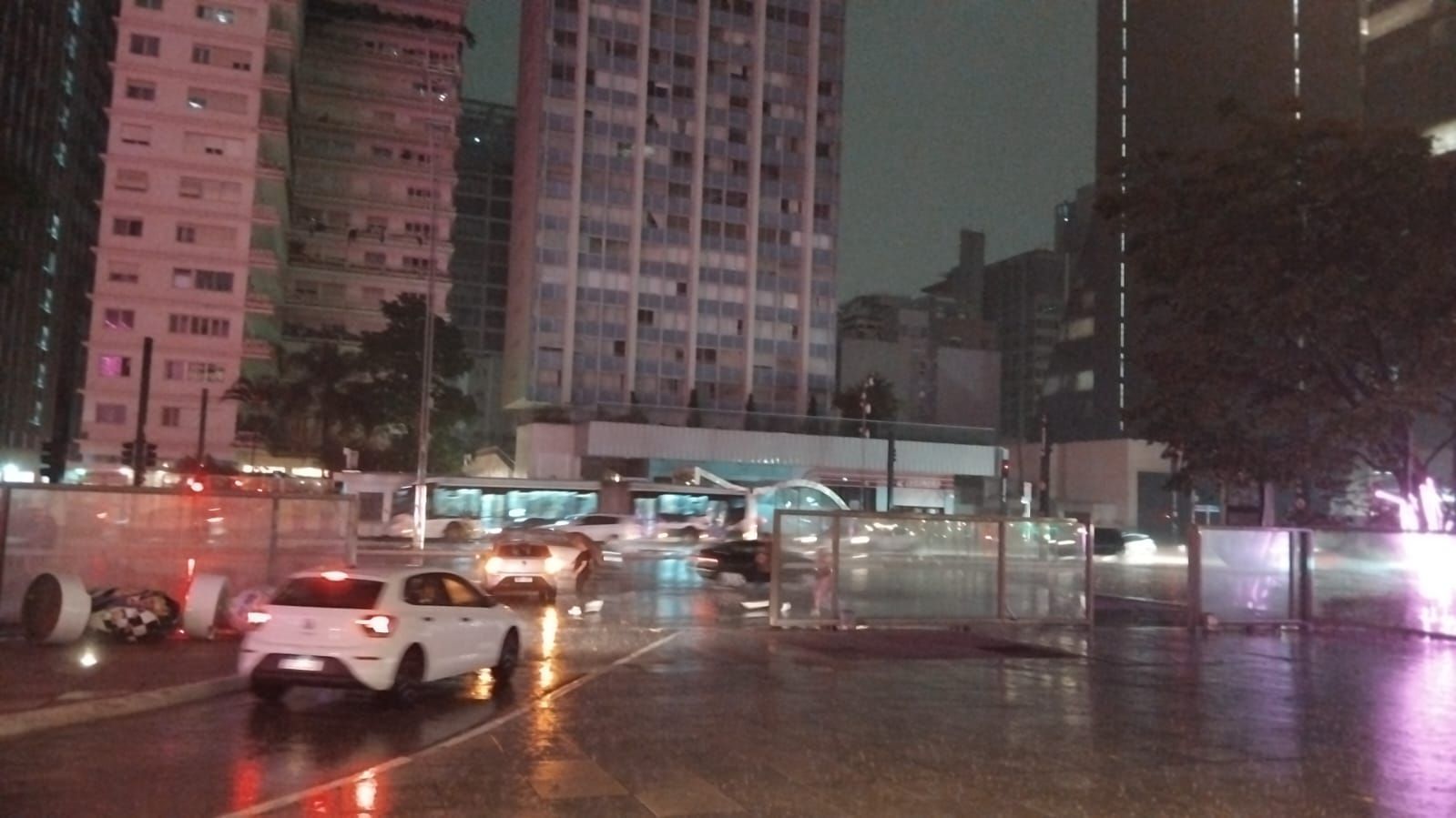 Imagem de destaque do post: São Paulo em estado de atenção devido às fortes chuvas; três mortes confirmadas