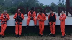 Ocupantes do helicóptero dos Bombeiros foram fotografados antes da decolagem: na foto, da esquerda para direita: tenente Victor, sargento Gabriel, capitão Wilker, o médico Rodrigo Trindade, sargento Wellerson e o enfermeiro Bruno Sudário