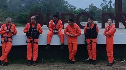 Ocupantes do helicóptero dos Bombeiros foram fotografados antes da decolagem: na foto, da esquerda para direita: tenente Victor, sargento Gabriel, capitão Wilker, o médico Rodrigo Trindade, sargento Wellerson e o enfermeiro Bruno Sudário