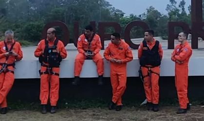 Ocupantes do helicóptero dos Bombeiros foram fotografados antes da decolagem: na foto, da esquerda para direita: tenente Victor, sargento Gabriel, capitão Wilker, o médico Rodrigo Trindade, sargento Wellerson e o enfermeiro Bruno Sudário