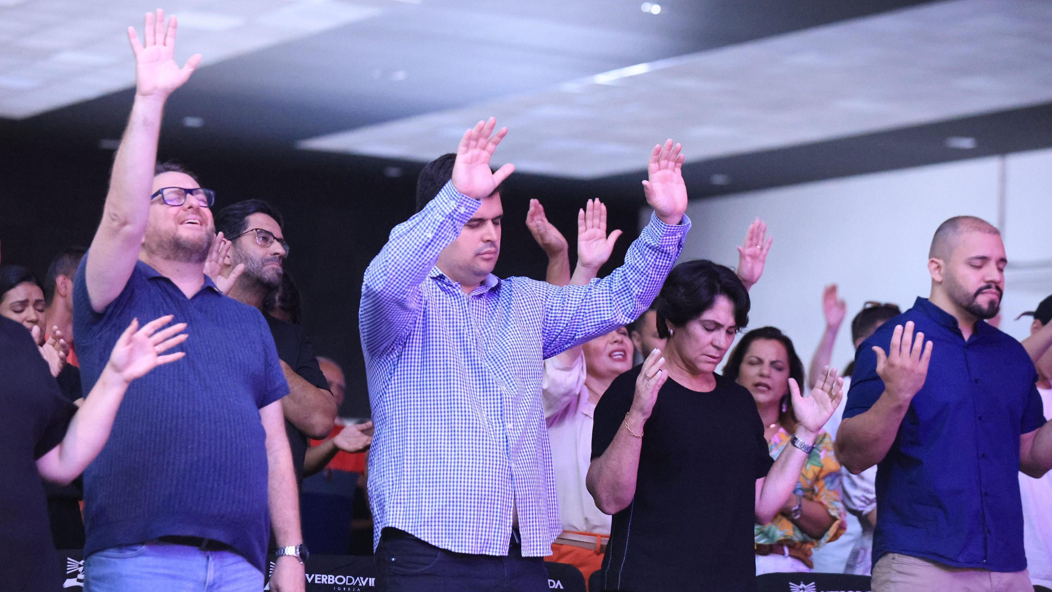 Engler durante campanha eleitoral neste domingo (13) • Lucas Mendes/Campanha Bruno Engler