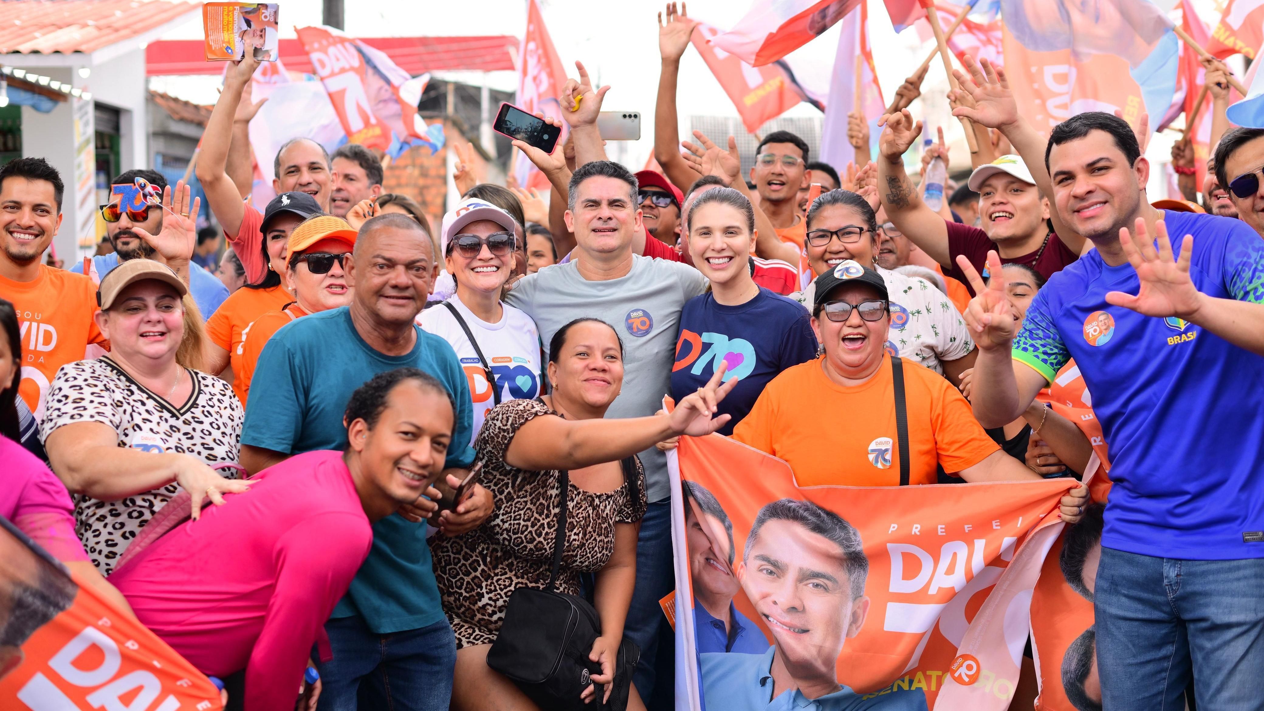 David Almeida durante agenda de campanha neste domingo (13) • Divulgação