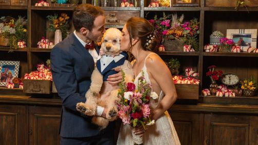 O casal Rafael Kahane, 32 anos, e Marina Guedes Corrêa, 31, com o cachorro Bartho