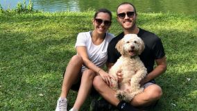 O casal Rafael Kahane, 32 anos, e Marina Guedes Corrêa, 31, com o cachorro Bartho