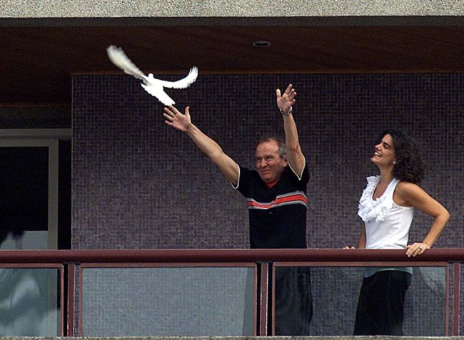 O publicitário Washington Olivetto solta uma pomba branca na sacada de seu apartamento em São Paulo. O publicitário foi sequestrado no dia 11 de dezembro de 2001 e permaneceu 53 dias em cativeiro até ser encontrado em um sobrado no Brooklin, na zona sul de São Paulo • Estadão Conteúdo - Brasil, São Paulo, SP, 04/02/2002