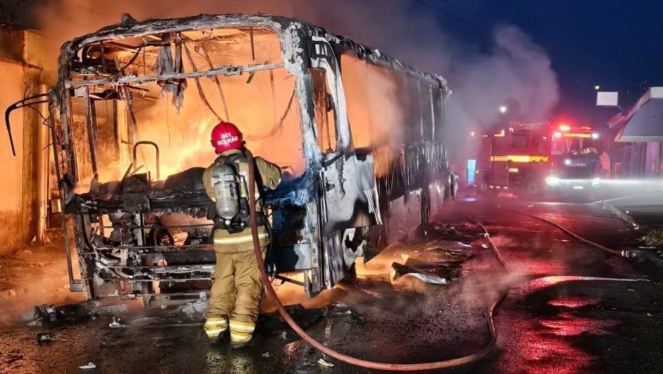ônibus incendiado