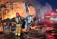 Criminosos colocam fogo em ônibus e chamas atingem casas em Minas Gerais