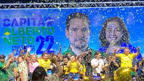 O ex-presidente Jair Bolsonaro (à direita) deu apoio a Capitão Alberto Neto em Manaus em evento na última terça-feira (15)