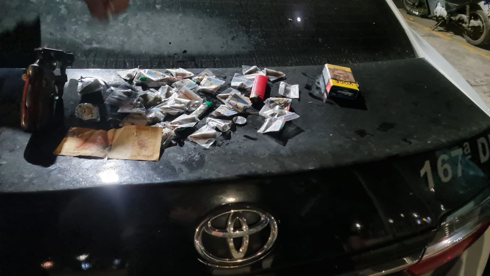 Objetos apreendidos com os traficantes presos em Paraty (RJ)