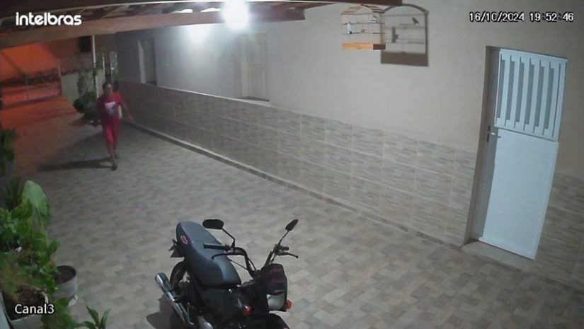 Momento em que o criminoso invade a residência da vítima e pega a moto