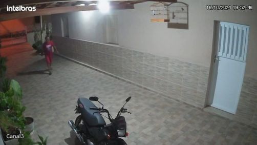 Momento em que o criminoso invade a residência da vítima e pega a moto