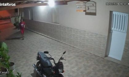 Momento em que o criminoso invade a residência da vítima e pega a moto