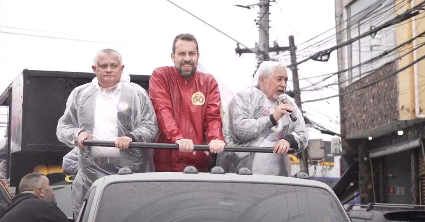 Guilherme Boulos (PSOL) em campanha eleitoral neste domingo (20) • Reprodução