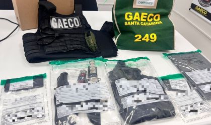 Objetos apreendidos em operação contra grupo neonazista