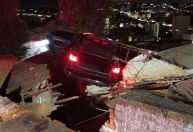Motorista embriagado perde controle de carro e cai em telhado de casa em MG