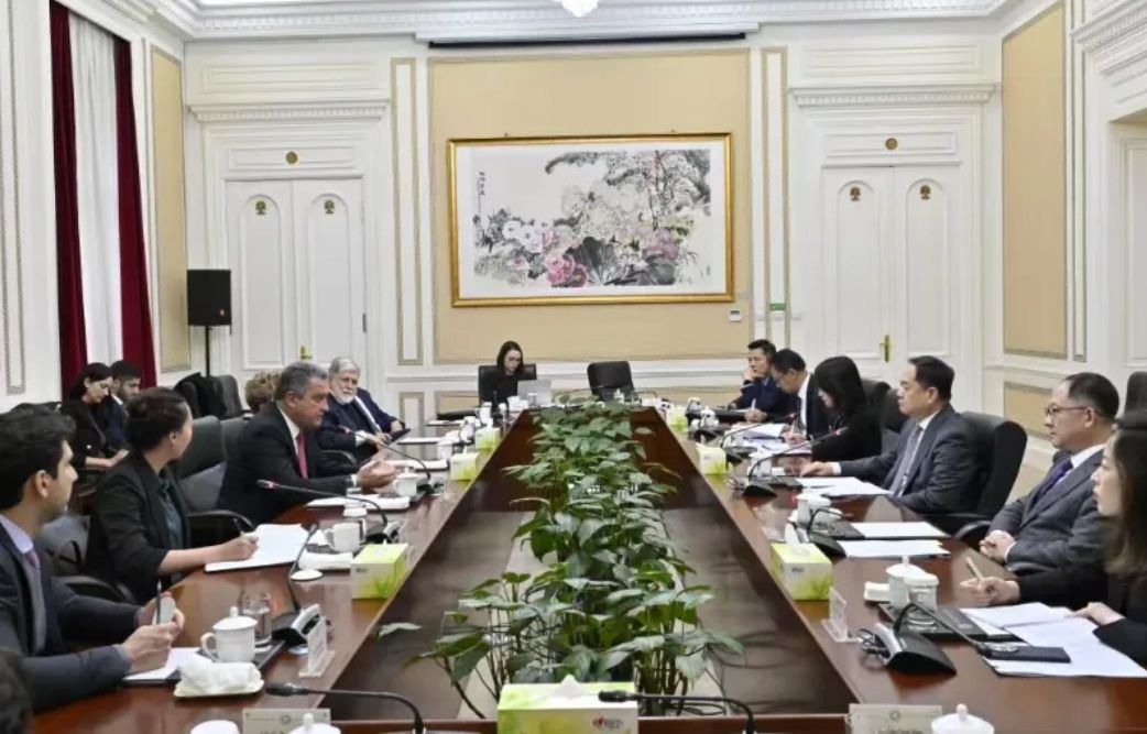 Reunião do Presidente Yang Wanming com Rui Costa, Diretor do Gabinete de Assuntos Civis do Palácio Presidencial brasileiro, a ex-presidente brasileira Dilma Rousseff, e Amorim, Conselheiro Especial Chefe do Presidente brasileiro, na Associação do Povo Chinês para Amizade com Estrangeiros Países. Na foto, também está Gabriel Galípolo, atual diretor e futuro presidente do Banco Central.