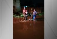 Bombeiros resgatam oito pessoas durante alagamento em Goiânia