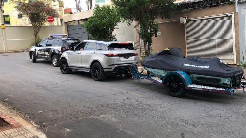 Carro importado e moto aquática foram apreendidos durante operação