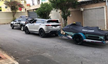 Carro importado e moto aquática foram apreendidos durante operação