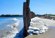 Justiça ordena demolição de muro que bloqueia acesso à praia em Pernambuco