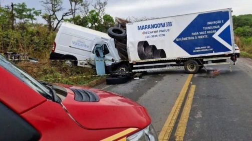 Ambulância bateu de frente com caminhão enquanto tentava fazer ultrapassagem em MG