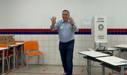 Eleito a prefeito de Goiânia pelo União Brasil, Sandro Mabel posou para fotos após votar no segundo turno