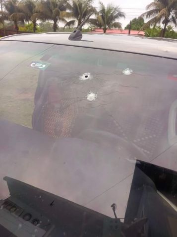 Carro de Evo Morales com disparos • EVO MORALES