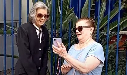 Cármen Lúcia e eleitora descobrem conhecida em comum em fila para votação