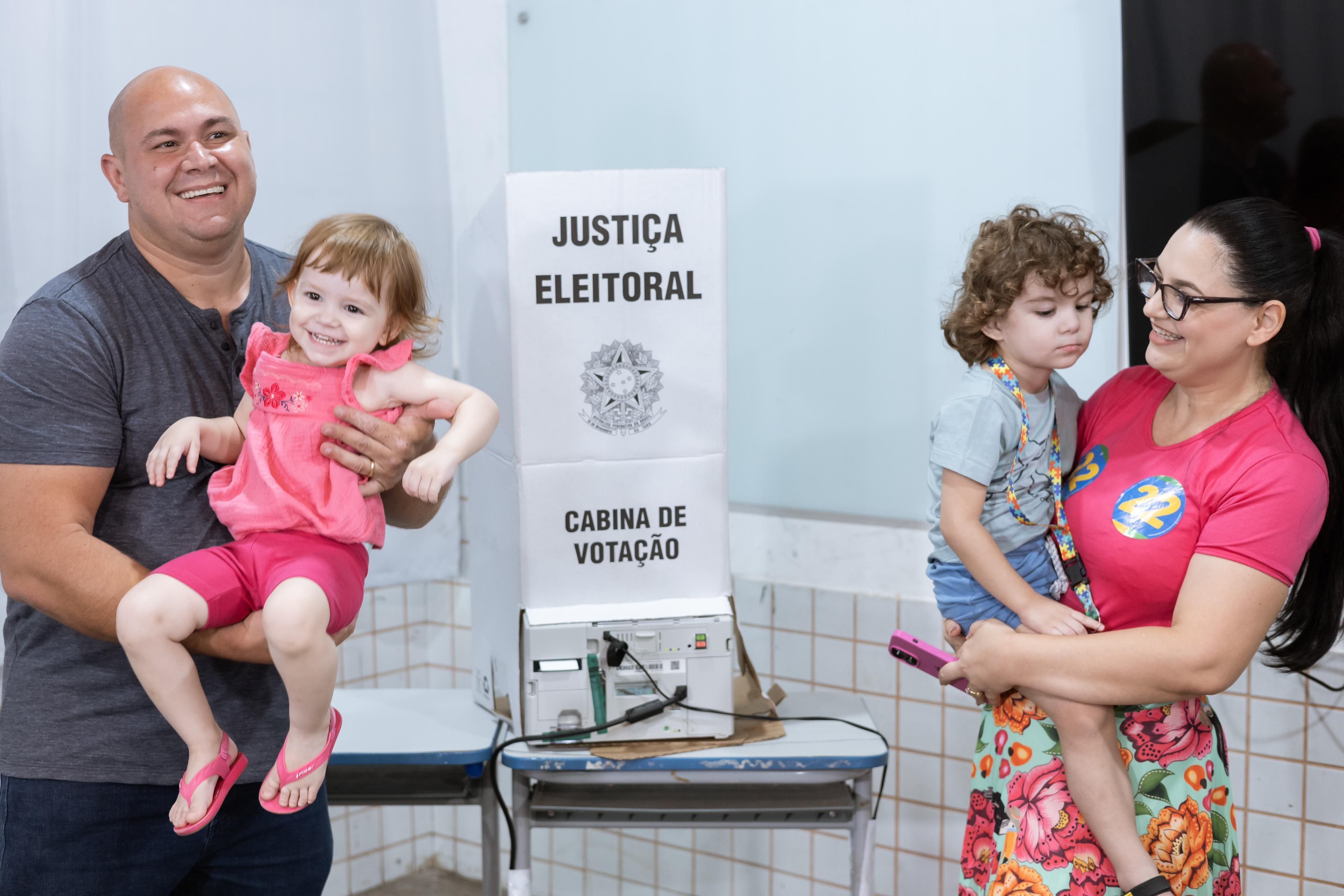 Candidato à Prefeitura de Cuiabá, Abílio Brunini (PL), vota neste domingo (27) • Reprodução/Rennan Oliveira