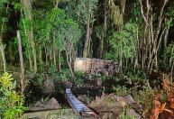 Van da banda Nave Som cai de ribanceira de 10 metros em SC