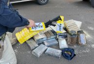 Armados com fuzil, traficantes são presos com 80 kg de cocaína no RS