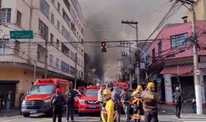 Veja imagens do grande incêndio que atinge shopping no Brás em SP