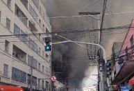 "Fogo pode fazer com que edificação colapse", diz bombeiro sobre incêndio em SP